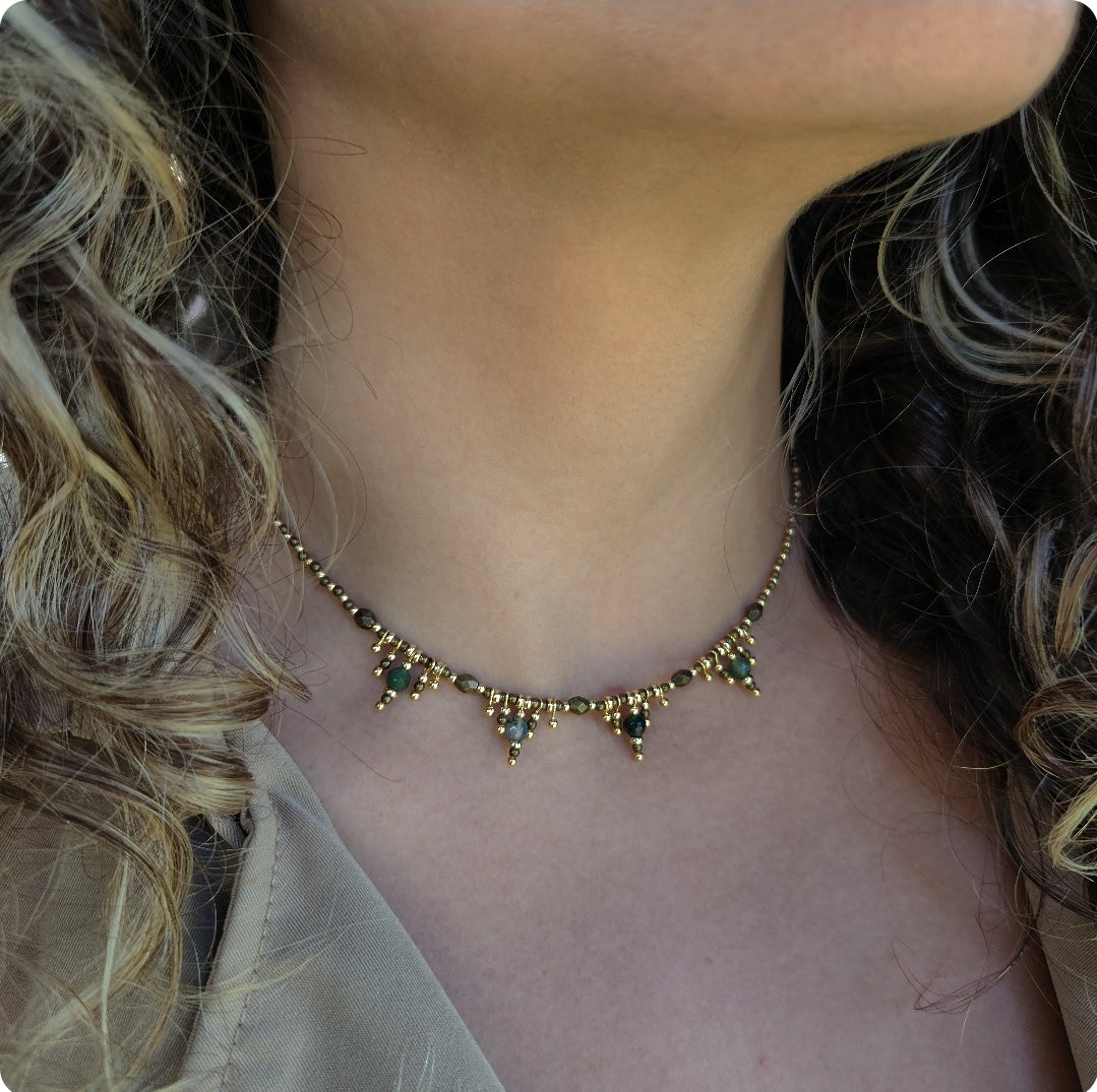 Delicate Nasij Necklace: Bronze with Agate Stones and Gold-Plated Spacers